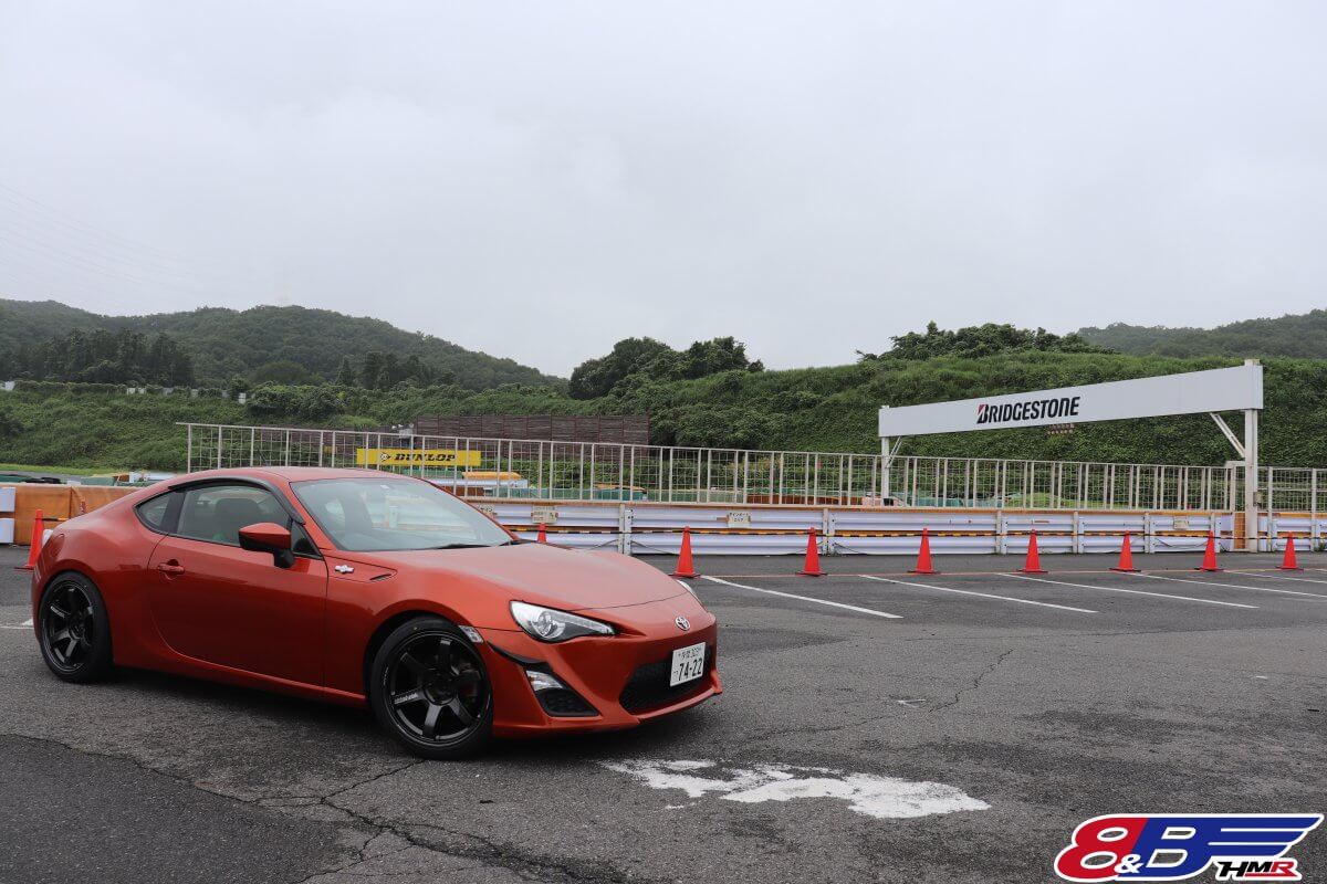 8&B デモカー86